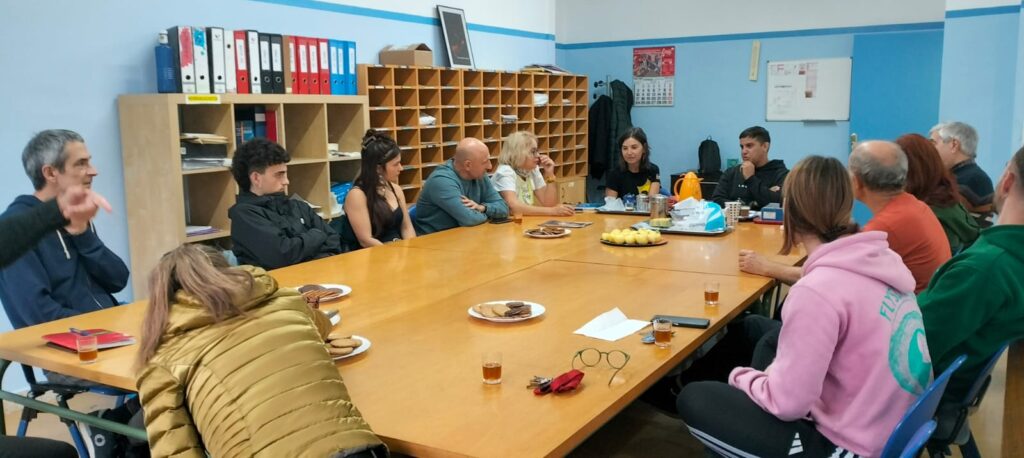 Gonbidatua, irakasle eta ikasle batzuk berbetan