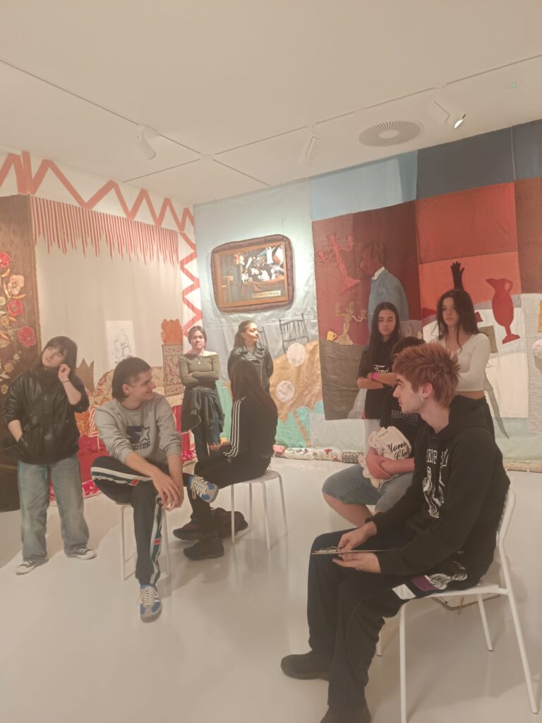 Ikasleak erakusketan