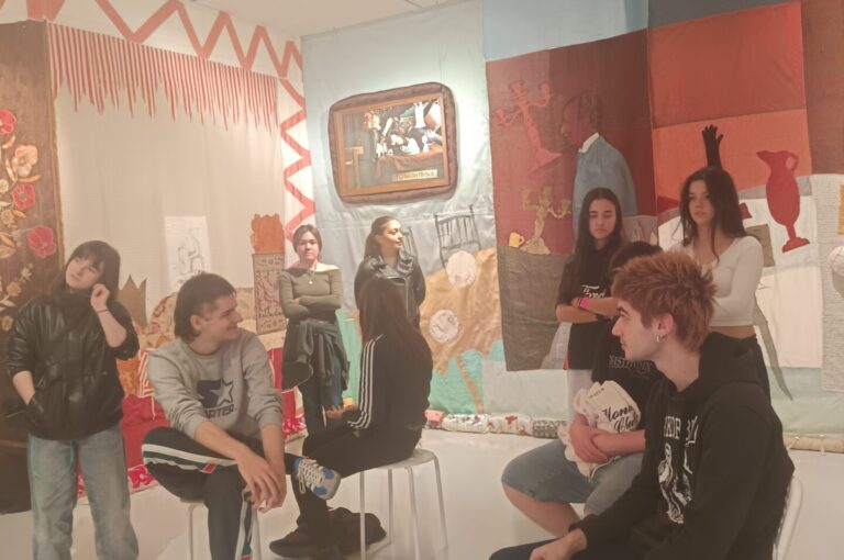 Ikasleak erakusketan