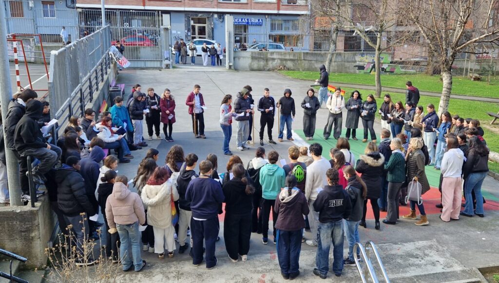 Ikasleak Agate Deuna abesten ikastetxeko patioan