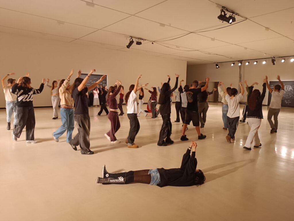 Ikuskizunaren irudi bat