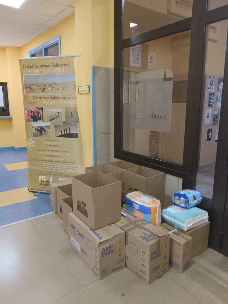 Ikastetxeko sarreran bildutako janari kutxak