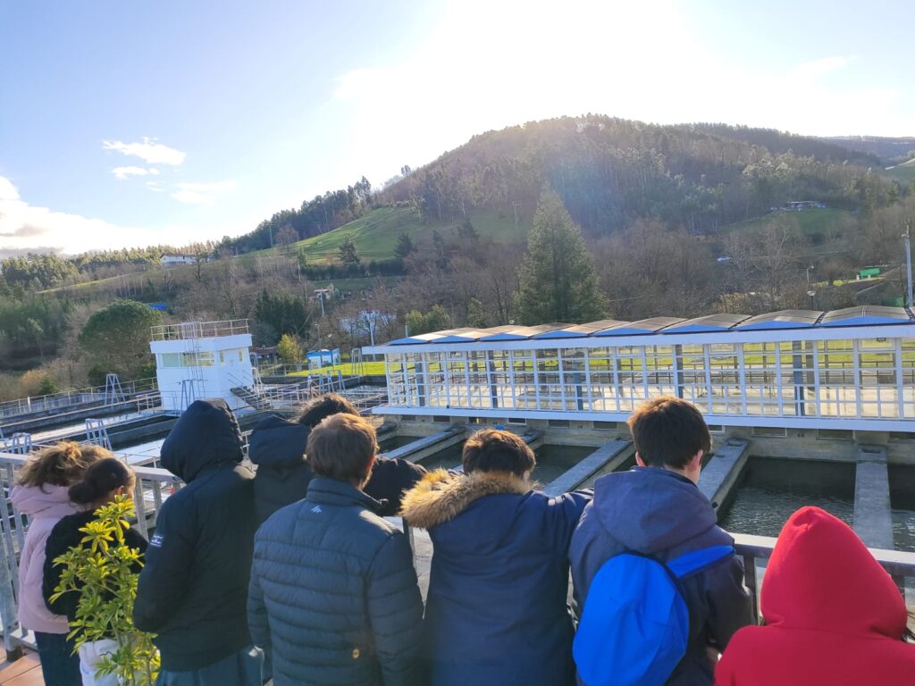 Ikasleak araztegiari begira