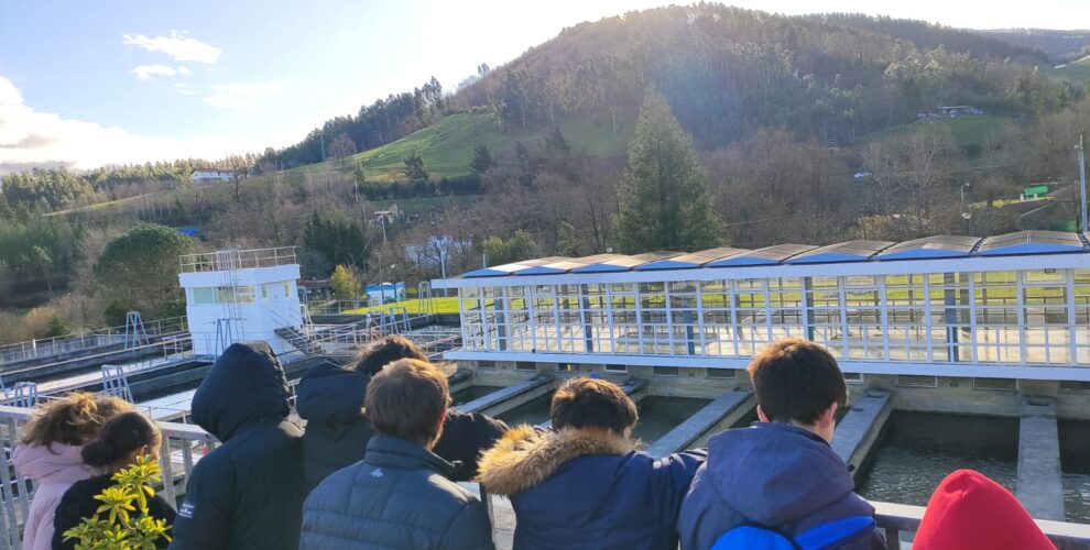 Ikasleak araztegiari begira