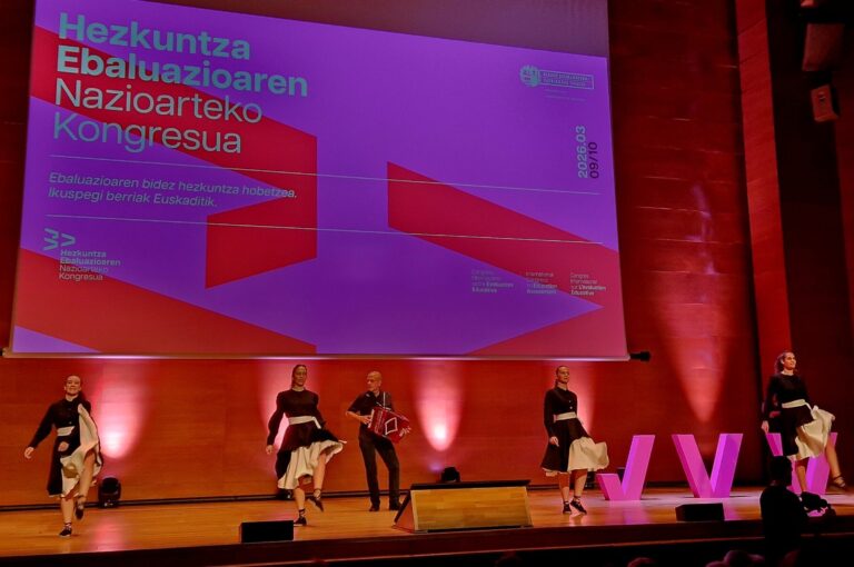 Hizkuntza ebaluazioaren kongresuaren eszenatokia, dantzariak eta musikariak