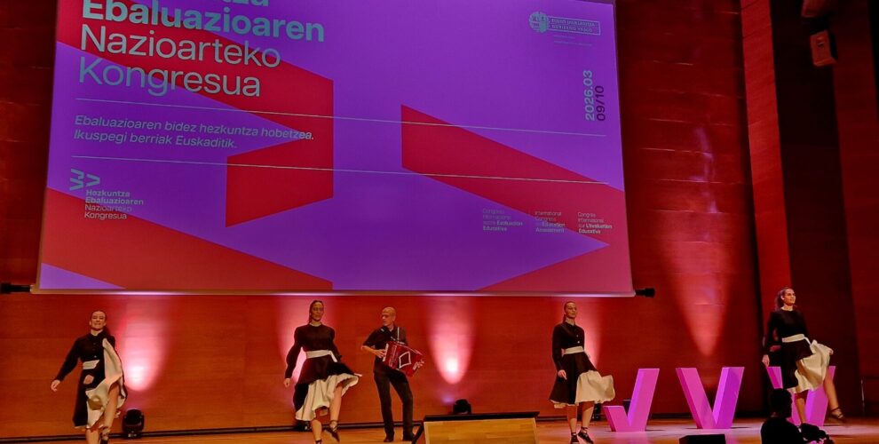 Hizkuntza ebaluazioaren kongresuaren eszenatokia, dantzariak eta musikariak