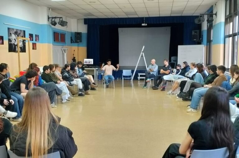 Urko Redondo solasaldian ikasleekin