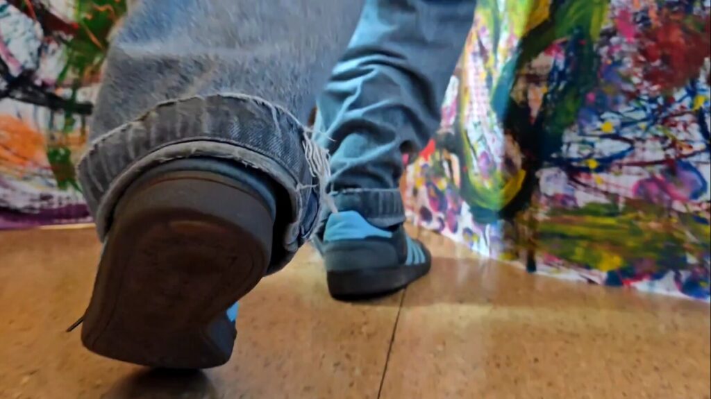 Ikasle baten oinak korrika egiten duen bitartean