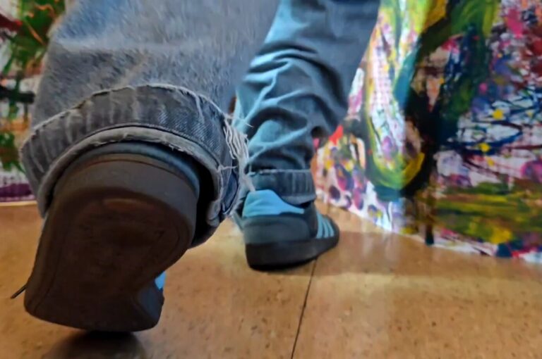 Ikasle baten oinak korrika egiten duen bitartean