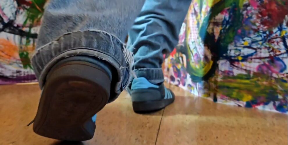 Ikasle baten oinak korrika egiten duen bitartean